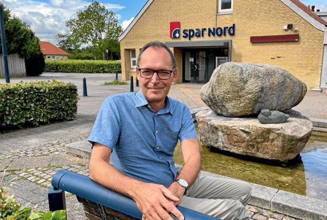 Afdelingsdirektør Torben Kirk foran banken i Terndrup. Foto: Helge Søgaard