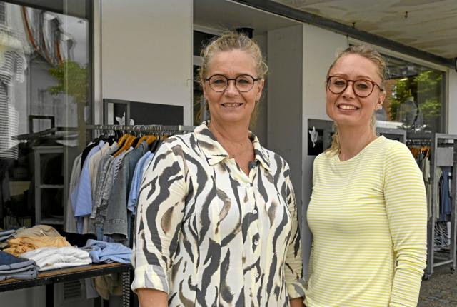 Indehaverne Jette Kirkeby Nielsen og datter Betina Kjær har haft en forrygende sommer i Butik Backstage og flytter snart i større lokaler i Bredgade i Hurup.