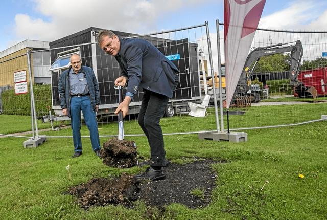 Borgmester Mikael Klitgaard tog det symbolske første spadestik. Foto: Allan Mortensen