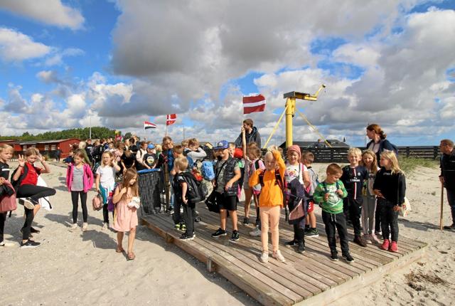 Da eleverne på Asaa Skole i fredags indtog stranden, skete det med en festlig indmarch. Foto: Jørgen Ingvardsen