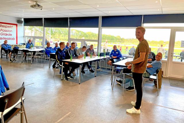 Søren Henriksen, tidligere spiller og nuværende sportschef i Vendsyssel FF, fortalte U13 til U19 trænerne i Hjørring FK om planerne for fremtiden.