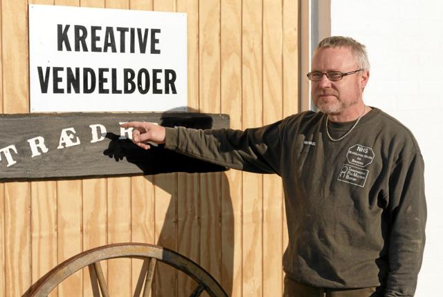 Michael Petersen byder alle velkommen til Åbent Hus hos Kreative Vendelboer på adressen Tverstedvej 23 i Uggerby. Foto: Niels Helver