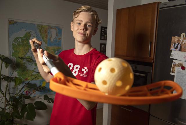 17-årige Frederik Bisgaard drømmer om at blive professionel floorball-spiller. For to år siden flyttede han fra Brønderslev til Sverige for at udvikle sit spil - og er aktuelt udtaget til U19-landsholdet, som spiller VM i Tjekkiet i næste uge. Foto: Henrik Louis