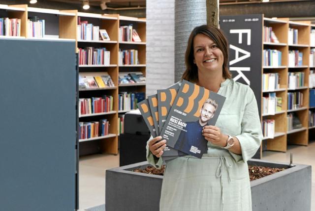 Bibliotekar Henriette Olesen med en håndfuld nye magasiner fyldt med nye og spændende tilbud til både børn, unge og voksne. Foto: Frederikshavn Bibiotek