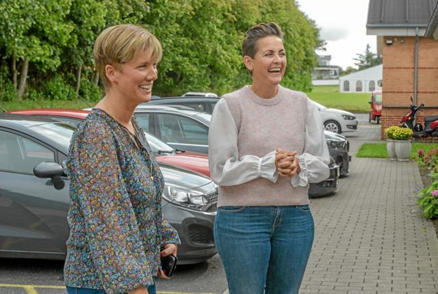 Theresa Berg Andersen og Pia Olsen Dyhr ankommer til globen i Løgstør. Foto: Mogens Lynge