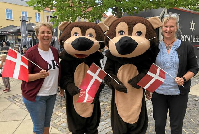 Conny Holm Egeborg og Karin Holm Andreasen sørgede for, at Bimse og Bamse fik en helt uforglemmelig fødselsdag med sang, is og masser af flag. Foto: Lisa Farum Kristiansen