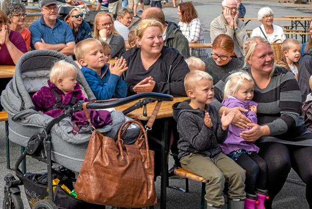 Børn og voksne morede sig gevaldigt over Henning Nielsens tryllerier på scenen. Foto: Niels Helver
