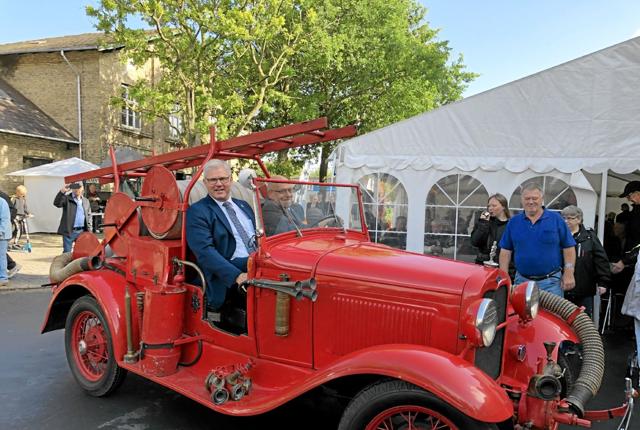 Borgmester Arne Boelt ankom til jubilæet i Vrås gamle brandbil. Den er køreklar og havde taget turen til Vrå. Til dagligt står den på Falck Museet på Egeskov Slot. Foto: Kirsten Olsen