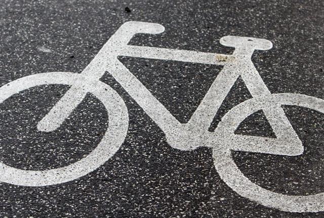Der skal sikres bedre forhold for cyklister, derfor fremrykker kommunen arbejde med en ny cykelsti ud af byen. Arkivfoto: Henrik Bo