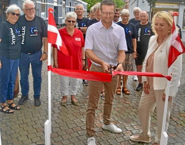Handelschef Dan Kobberup klippede fredag eftermiddag den røde snor og åbnede officielt Stafet for Livets cafe i Danmarksgade 56.