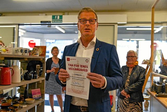 Udviklingsminister Flemming Møller Mortensen havde et ”Frivilligbevis” med til Snedsted Genbrug. En hæder der hidtil kun er overgået tre andre danske genbrugsbutikker.