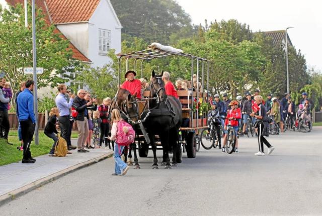 En populær tradition i Guldbæk fejrede forleden 40 års-jubilæum, da de yngste elever på Guldbæk Friskole blev afhentet i hestevogn og kørt til skole på første skoledag. Privatfoto