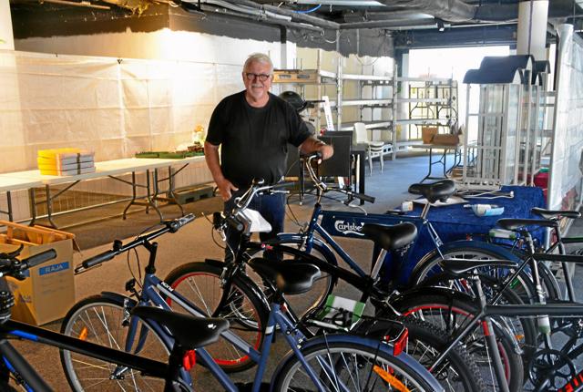 Bent Tolbod med en af de flotte cykler, som kommer på auktion i pop-up caféen i Danmarksgade.