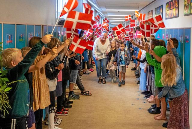 De “gamle” elever fra 1., 2. og 3. klasserne danner faneborg for de nye til de to 0. klasser. Foto: Niels Helver