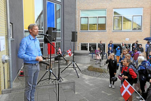 Skoleleder Rasmus Vørs Carlsen bød de mange elever velkommen i skolegården på Hirtshals Skole.