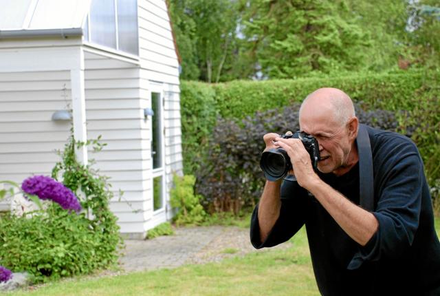 Børge Søndergård fotograferer sommerfugle i sin have på Gjøl. Foto: Bitten Holmsgaard