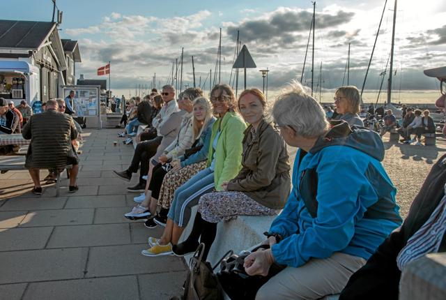 Mange, som var ude at gå en tur, og mange af havnens turister fandt vej til musikken på havnen. Foto: Mogens Lynge