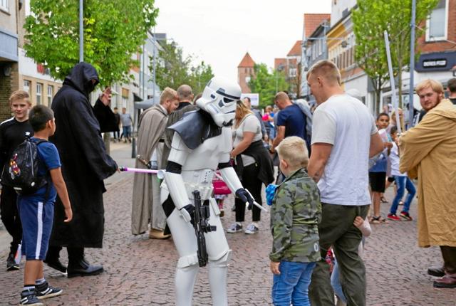 Troopers for Charity besøger Brønderslev i Star Wars dragter. Foto: Brønderslev Handel