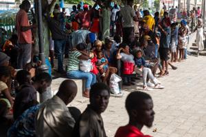 Vej i Haitis hovedstad bugner med lig efter bandeopgør
