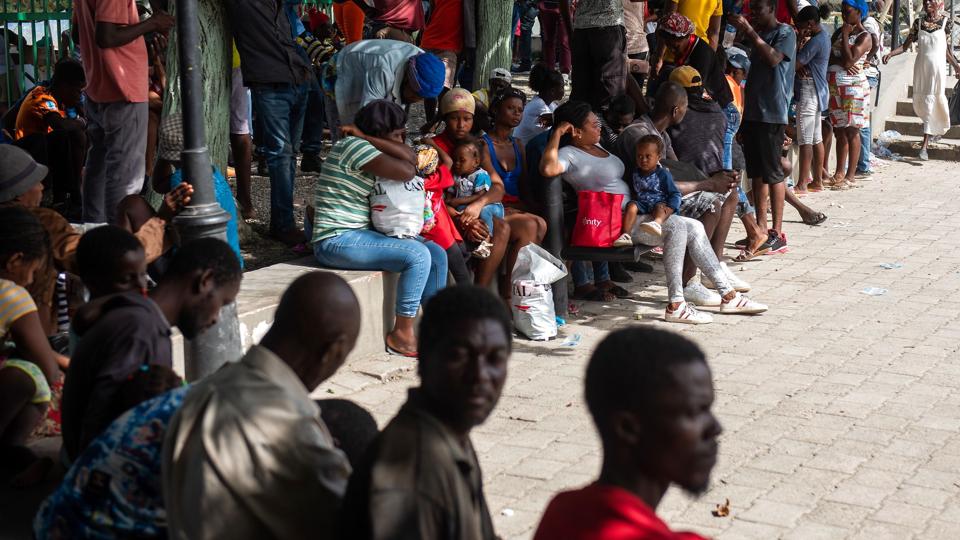 Kampe mellem bevæbnede bander hærger igen Haiti, der er blandt verdens fattigste lande. Siden præsident Jovenel Moïse blev dræbt i et attentat i 2021, er bandevolden taget til i Haiti. Billedet her er fra maj og viser familier, der er flygtet fra Cite Soleil på grund af sammenstød mellem rivaliserende bander. <i>Johnson Sabin/Ritzau Scanpix</i>
