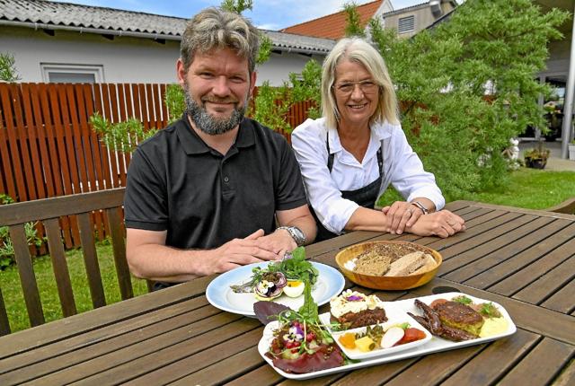 Indehaver Steffen Mortensen og tjener Vibeke Munk serverer tusindvis af National Park Thy-Platter hvert år på Stenbjerg Kro. Foto: Ole Iversen