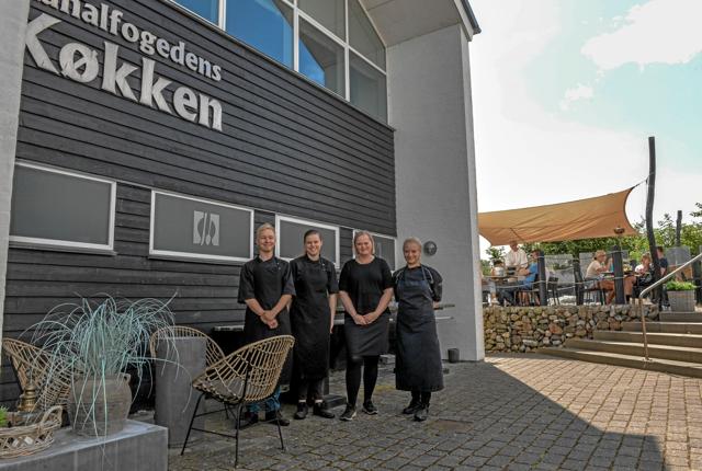 Her er personalet, som har været med til at skabe successen for Kanalfogedens Køkken. Fra venstre Oliver, Tabita, ejeren Karen Skovbøl Jensen og Anne-Mette. En fra personalet var fraværende. Foto: Mogens Lynge