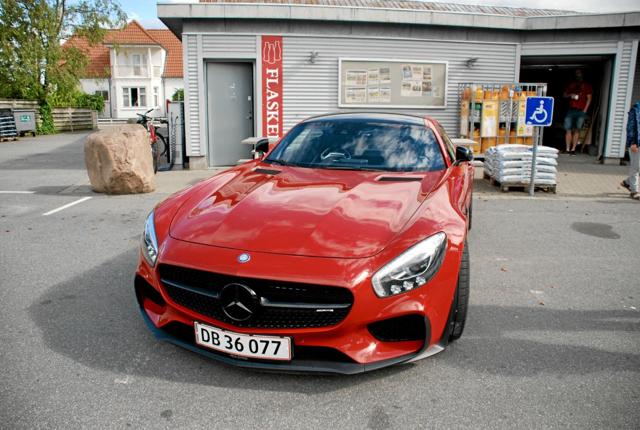 Den røde Mercedes-sportsvogn er klar til at køre tur med medarbejderne fra Dagli'Brugsen i Birkelse. Foto: Bitten Holmsgaard