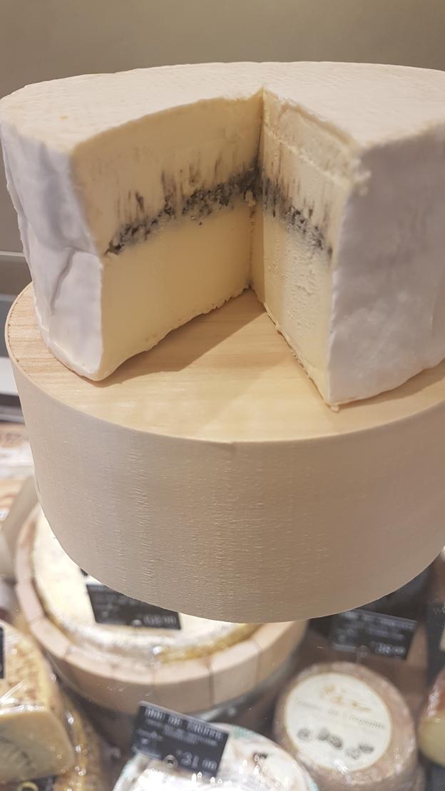 Hos Risskov Ost er smag og oplevelser altid i centrum. Og delikatesseforretningen går gerne egne veje - som her, hvor en hvidskimmel er delt og lagt sammen igen med kaviar. Foto: Risskov Ost