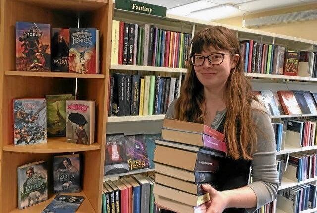 Bibliotekar Katrine Jahn Knudsen - præsenterer spændende fantasy-bøger for unge på Støvring Bibliotek. Privatfoto