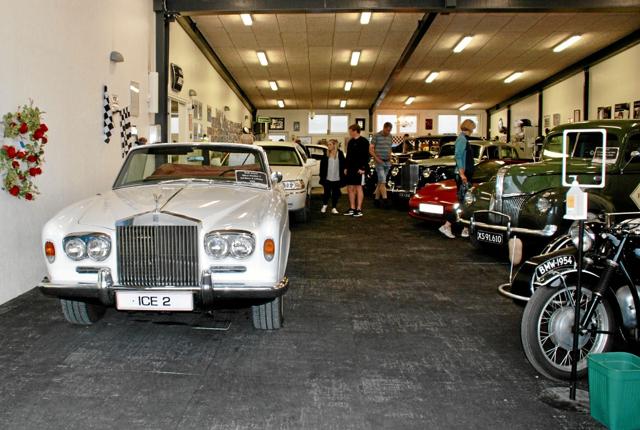 Rolls Royce, veteranmotorcykler og en ordentlig limousine fylder godt op i Aabybro Mejeris rummelige garage. Foto: Bitten Holmsgaard