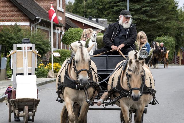 Hele weekenden igennem kører hestevognene non-stop rundt i gaderne i Vesterbølle.  Arkivfoto