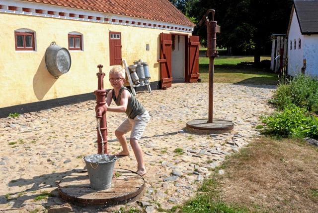 Johannes henter vand til tøjvask i gruekedlen. Foto: Niels Helver