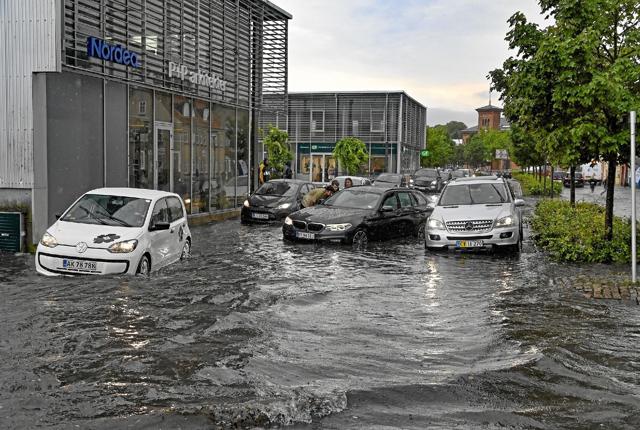 En BMW gav op i regnmasserne og spærrede vejen ved Cafe Salto i Kino-krydset. Foto: Ole Iversen