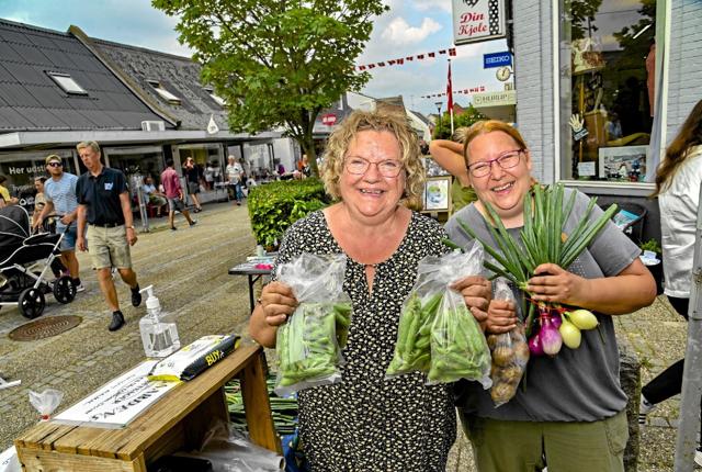 Susanne Madsen har stået på samtlige markeder i Hurup de seneste 29 år. Her sammen med datteren Tanja. Foto: Ole Iversen