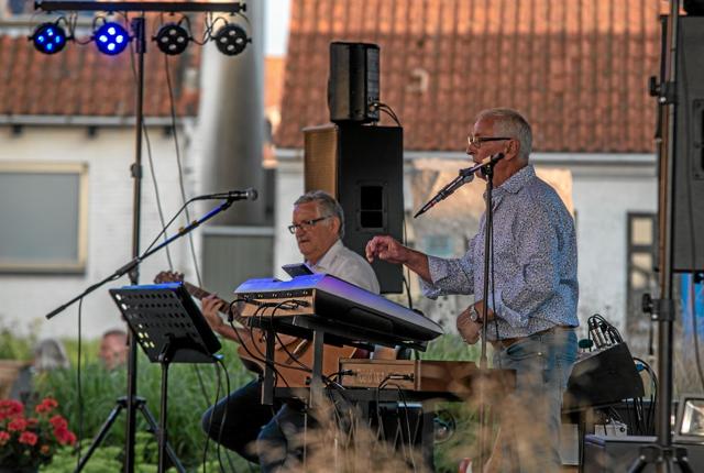 Kontiki underholdt på en dejlig lun sommeraften på Kunsttorvet i Løgstør. Foto: Mogens Lynge