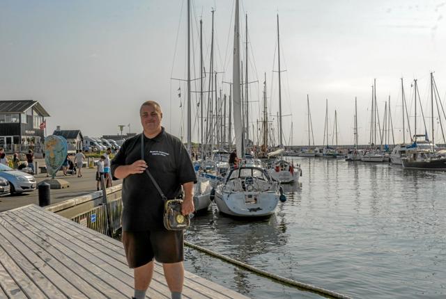 Havneopkræver Frederik Jespersen har travlt i denne tid. Han står for at opkræve havnepenge for de mange både, der gæster byen. Foto: Mogens Lynge
