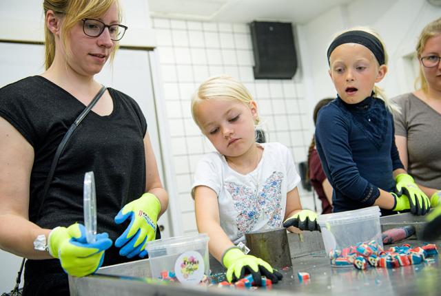 Femårige Freja Vangsgaard Hyldahl (midten) var sammen med kusine Julie Vangsgaard Jensen, otte år, og mor Lotte Hyldahl med til at lave bolsjer hos Svanenet.