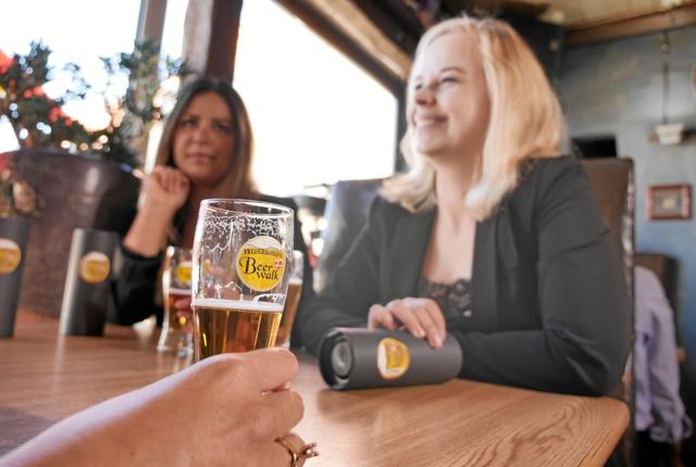 Inviter kollegaer, venner eller familie med på en Beerwalk i Frederikshavn, hvor i kan prøvesmage forskellige udvalgte øl fra flere af byens værtshuse og udskænkningssteder. Foto: Peter Jørgensen