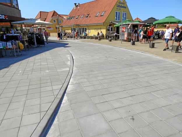 - Belægning på vej og fortov er meget flot, siger Mona og Ejvind Jensen. Der er fyldt både indvendig, og udvendig på Cafe 2 og Restaurant Lilleheden. Foto: Jens Brændgaard