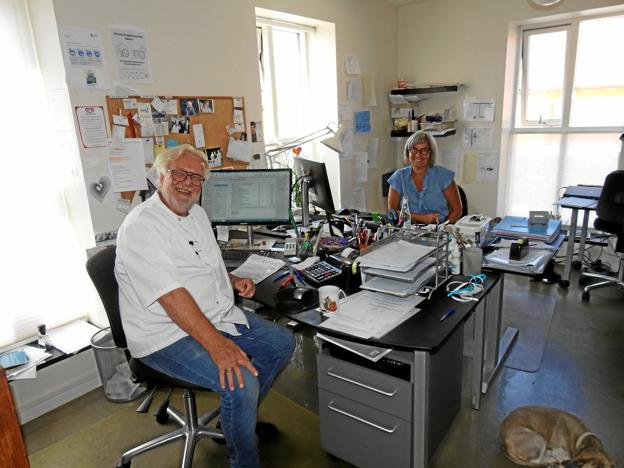 - Vi kan se, at der nu er fulde huse både i Cafe 2 og i Restaurant Lilleheden. Vi er nu oppe på 63 ansatte igen, siger Monao g Ejvind Jensen. Og der er travlt - både i køkken og her på kontoret, hvor vagtplaner og menuplaner samt bogføring håndteres. Foto: Jens Brændgaard