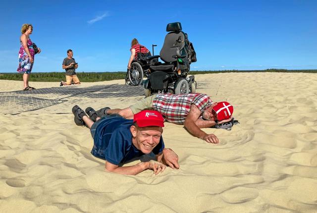 Jacob og hans far Kurt tager sig en slapper i det varme sand. Foto: Niels Helver