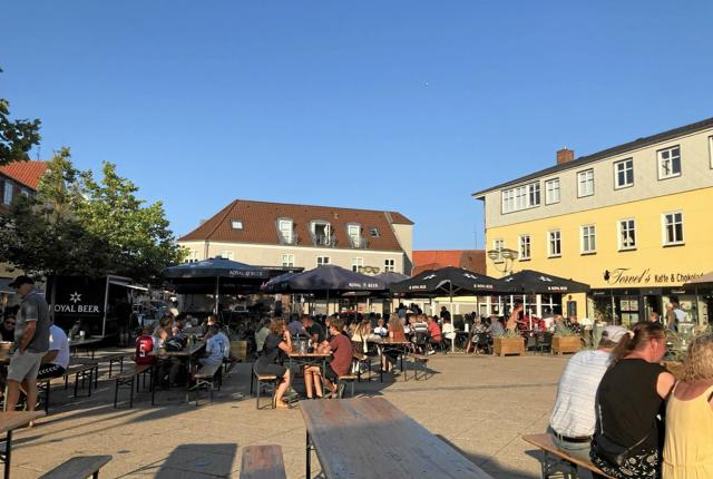 Sommer, sol og sydlandsk stemning på Torvet i Sæby på en helt almindelig torsdag aften. Foto: Lisa Farum Kristiansen