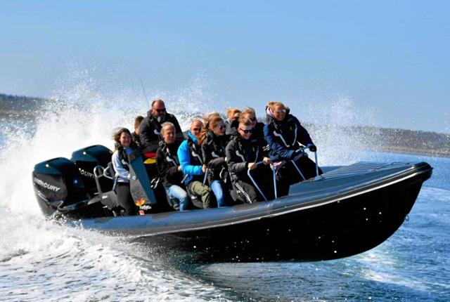 Er du til fart og action, så må du ikke gå glip af en sejltur med Fireflyes, mens de ligger i Skagen Havn i løbet af sommeren. Foto: Fireflyes