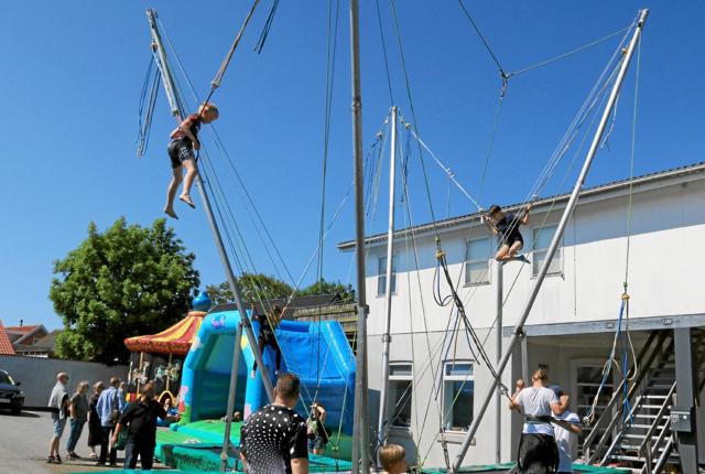 Børnene morede sig i Super-Jumperen. Foto: Hans B. Henriksen