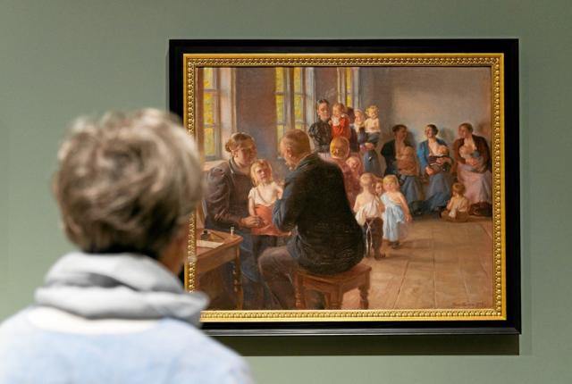 Oplev Anna Anchers spektakulære og farverige maleri "En vaccination" fra 1899 denne sommer på Skagens Museum. Foto: Skagens Kunstmuseer