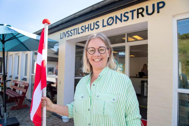 Chelina Bagger kunne torsdag formiddag byde de første kunder velkommen i Lønstrups nye livsstilshus. Foto: Bente Poder