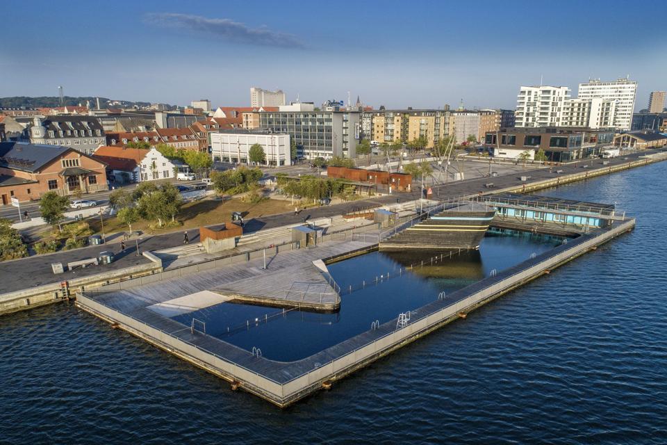 Havnebadet på Aalborgs havnefront lukkes permant. Det er en del af det budgetforslag, der blev fremlagt fredag. <i>Arkivfoto: Lars Pauli</i>