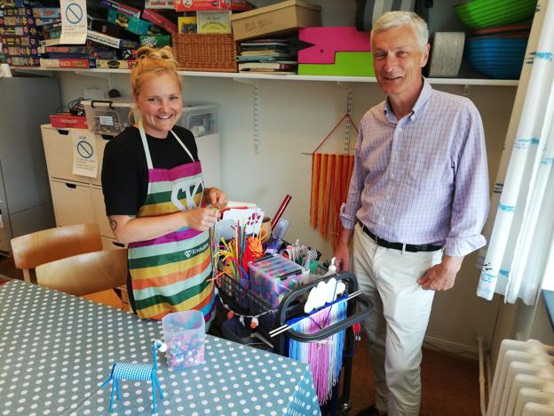 Flere indlagte børn kan se frem til at kunne besøge Kreaheltenes værksted. På billedet ses Kreahelten Sofie sammen Bo Uggerhøj fra Spar Nord Fonden. Privatfoto.