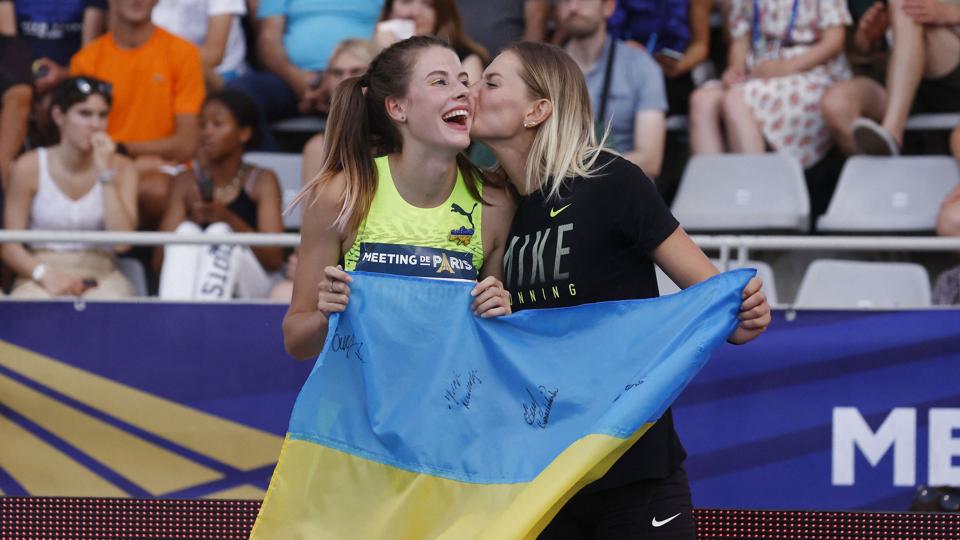 Yaroslava Mahuchikh vandt guld i højdespring ved indendørs-VM i atletik i Beograd i marts. På billedet her ses hun til en anden konkurrence i Paris i juni. <i>Gonzalo Fuentes/Reuters</i>