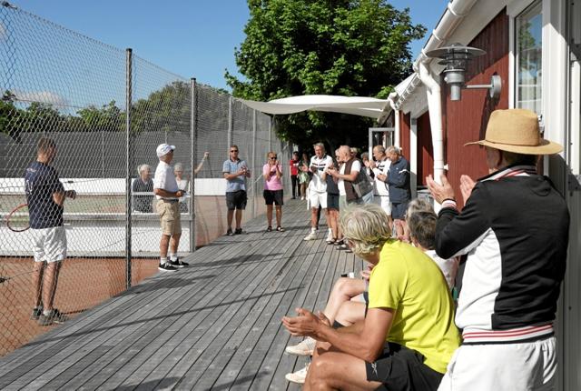 Søndag 11. juli kl. 9.55 bød formand for Skagen Tennisklub Johan Hessellund velkommen til Skaw-Open 2021. Foto: Peter Jørgensen